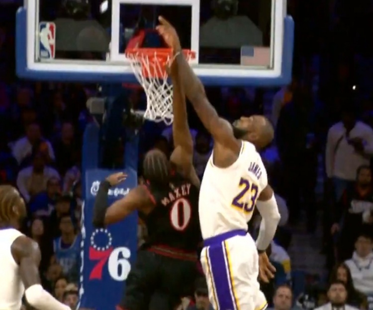 一防一传！詹姆斯大帽马克西直接抓球反击 助飞八村空接打停76人