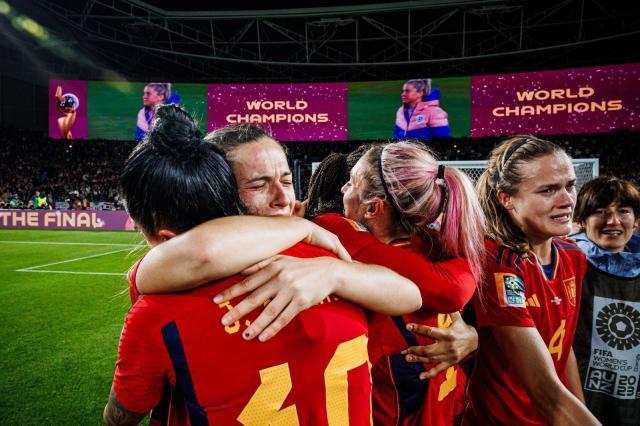 华体会直播-新女王乱象中华丽加冕 青年军闹剧后破茧成蝶