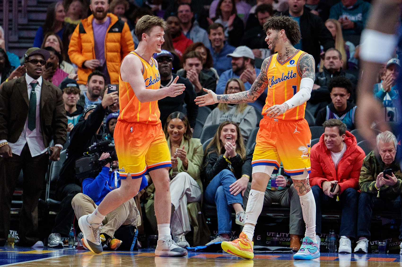 hth官网-黄蜂自26年以来进攻第1&amp;防守第5&amp;净效率第1 场均进17.8三分第1