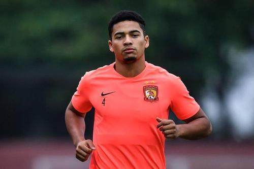 hth官网-工人日报：归化球员仍在考察 国足人才匮乏成常态